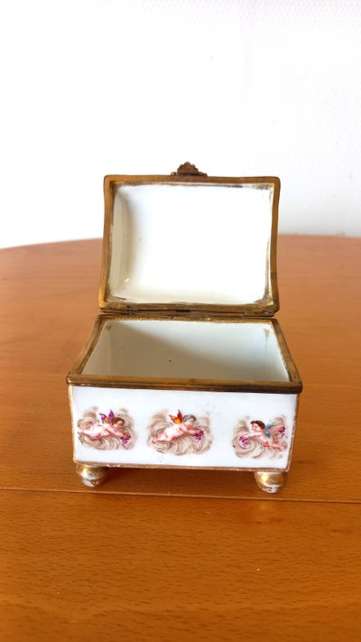 Porcelain chest: Capodimonte 19th century.