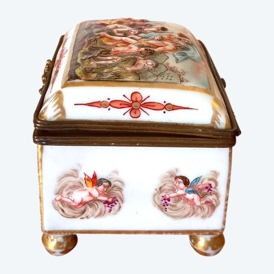 Porcelain chest: Capodimonte 19th century.