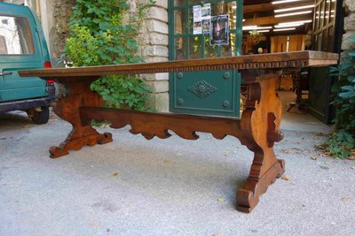 Large Italian abbey table in walnut