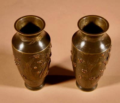 Une Paire De Petits Vases Japonais En Bronze Et Cuivre Epoque Meiji 1868-1912