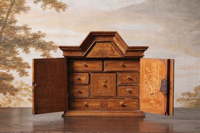 Cabinet in straw marquetry, 18th century work.