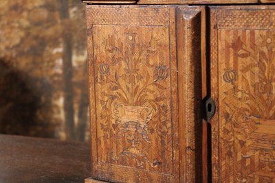 Cabinet in straw marquetry, 18th century work.