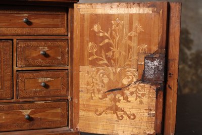 Cabinet in straw marquetry, 18th century work.