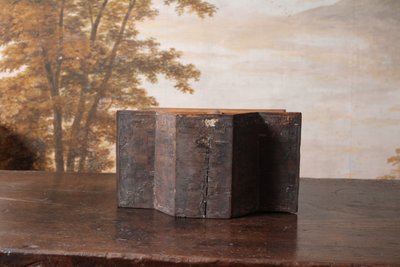 Cabinet in straw marquetry, 18th century work.