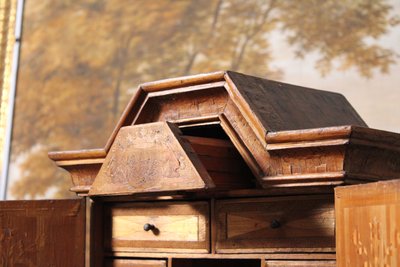 Cabinet in straw marquetry, 18th century work.