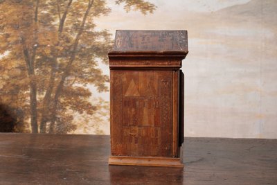 Cabinet in straw marquetry, 18th century work.