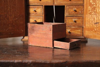 Cabinet in straw marquetry, 18th century work.