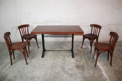 Table de bistrot avec dessus en bakelite et ses 4 chaises en hêtre époque Art Déco