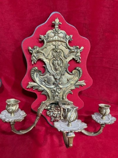 Pair of three-light wall sconces in finely chased gilt bronze with the coat of arms of France.