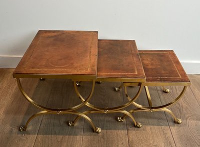 Suite De Tables Gigognes En Métal Doré à Pieds Griffes Et Plateaux De Cuir . French work