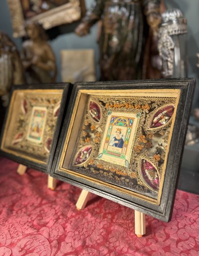 Pair of Reliquaries Paperolles with Engravings of Saints Adelaide and Victoire - 19th Century