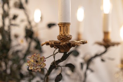 Lustre en bronze et tôle laquée vert à décor de branchages et porcelaine de Meissen fin du XVIIIème 