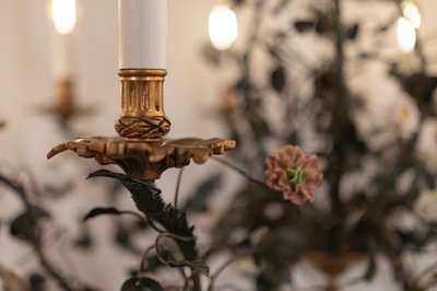 Lustre en bronze et tôle laquée vert à décor de branchages et porcelaine de Meissen fin du XVIIIème 