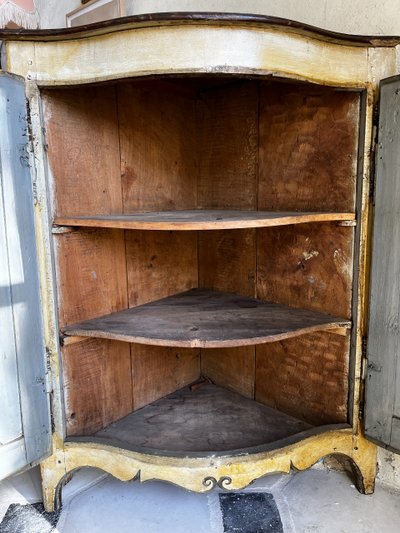 Louis XV corner cupboard in painted wood, late 18th century.