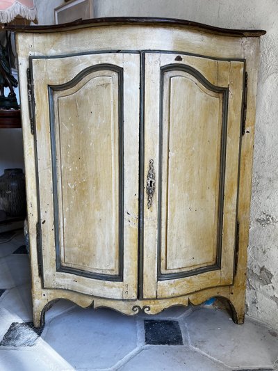 Louis XV corner cupboard in painted wood, late 18th century.