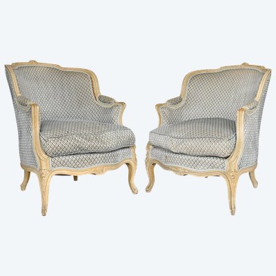 Paire de fauteuils bergères de style Louis XV en bois laqué crème