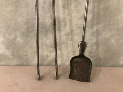 Set of a shovel and a fireplace tongs in iron and bronze from the 19th century