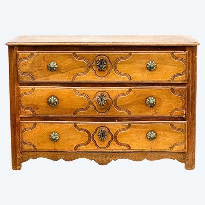 Walnut chest of drawers