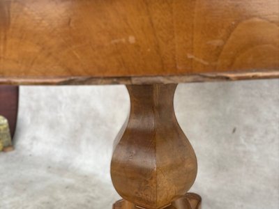 Pedestal table