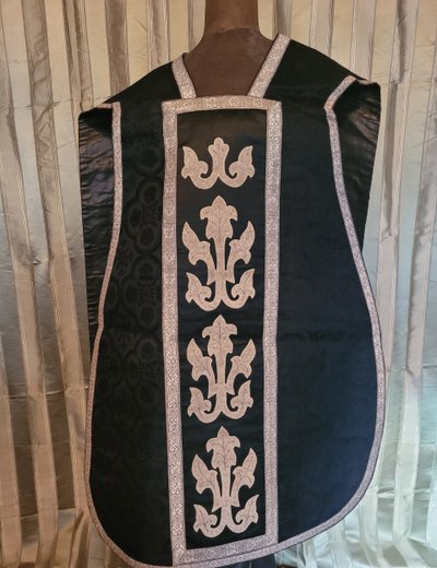 Priest's chasuble in damask, early 20th century