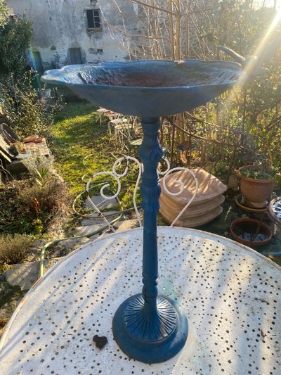 Beautiful ornate bird bath on a stand in cast iron Napoleon III lacquered in intense blue