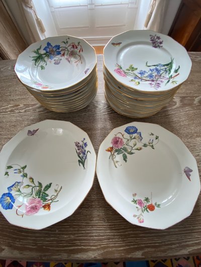 Porcelain dinner service by Louis Lourioux in Foecy