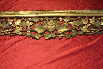 Bed front element in carved gilded wood Origin China 19th century length: 189.5 cm