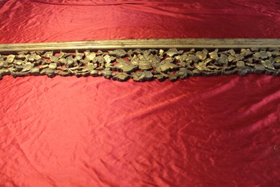 Bed front element in carved gilded wood Origin China 19th century length: 189.5 cm