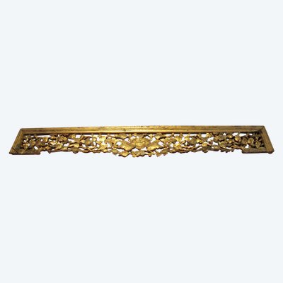 Bed front element in carved gilded wood Origin China 19th century length: 189.5 cm