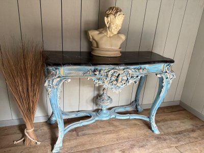 Italian console with mascarons and beautiful sculpture dating from the 19th century