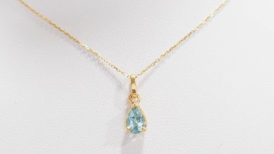 Yellow gold and blue topaz solitaire necklace