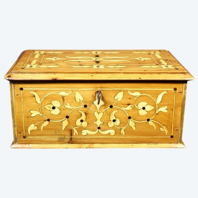 Yew Box with Intarsia Decoration