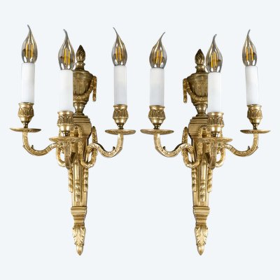 Paire d’appliques à trois bras de lumière en bronze ciselé et doré de style Louis XVI