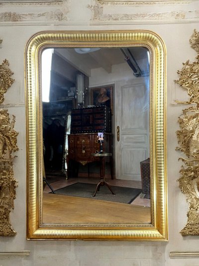 LARGE LOUIS PHILIPPE PERIOD MIRROR IN WOOD AND GILDED STUC (gilded leaf)