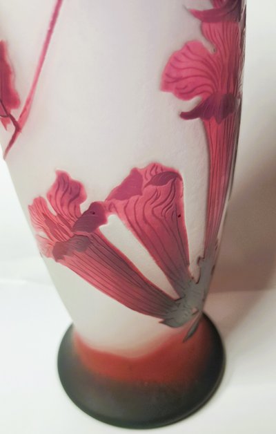   Vase decorated with angel trumpets in purple cameo glass D'ARGENTAL - Paul NICOLAS (1875-1952)