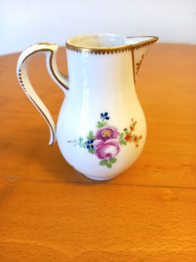 Porcelain milk jug: Paris late 18th century.