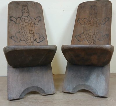 Afrique Centrale Vers 1950 : Paire De Chaises En Bois Exotique Décors En Sculptures