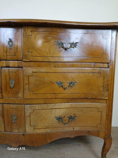 Louis XV Period Curved Chest Of Drawers In Elm And Inlaid Filets Circa 1750