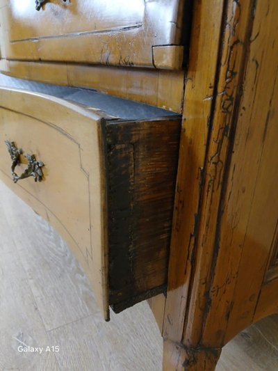 Louis XV Period Curved Chest Of Drawers In Elm And Inlaid Filets Circa 1750