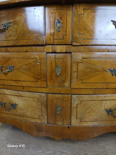 Louis XV Period Curved Chest Of Drawers In Elm And Inlaid Filets Circa 1750