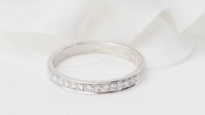 Half wedding band in white gold and diamonds 0.50ct