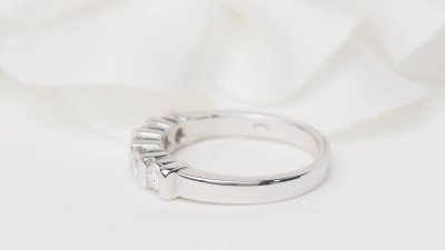 Half wedding band in white gold and diamonds 0.60ct