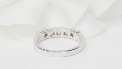 Half wedding band in white gold and diamonds 0.60ct