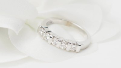 Half wedding band in white gold and diamonds 0.60ct