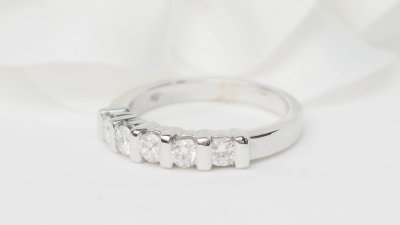 Half wedding band in white gold and diamonds 0.60ct