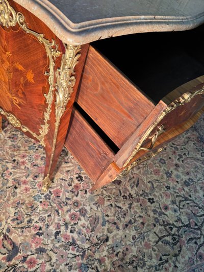 Louis XV style late 19th century chest of drawers with Chinese decor and fine bronzes