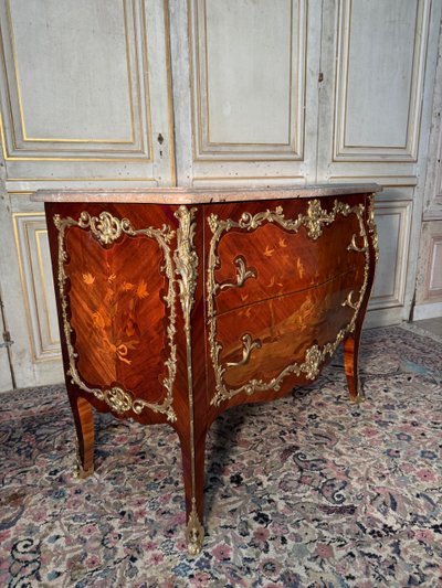 Louis XV style late 19th century chest of drawers with Chinese decor and fine bronzes