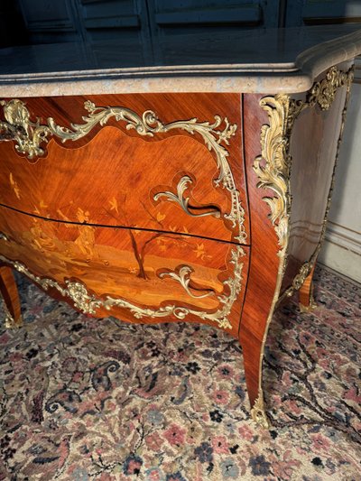 Louis XV style late 19th century chest of drawers with Chinese decor and fine bronzes