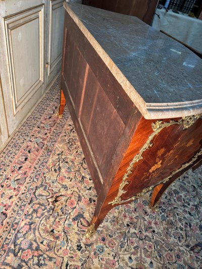 Louis XV style late 19th century chest of drawers with Chinese decor and fine bronzes