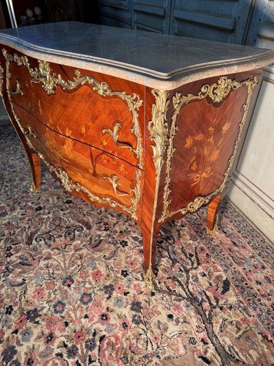 Louis XV style late 19th century chest of drawers with Chinese decor and fine bronzes